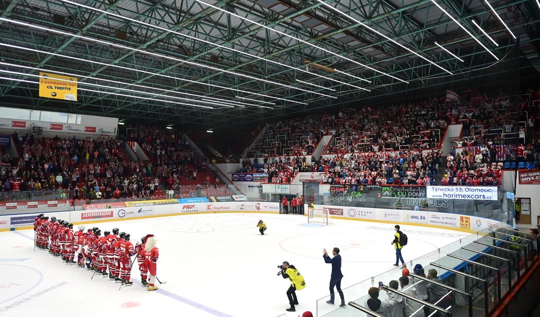 Fanoušci děkují hokejistům Olomouce za výhru v úvodním utkání sezony