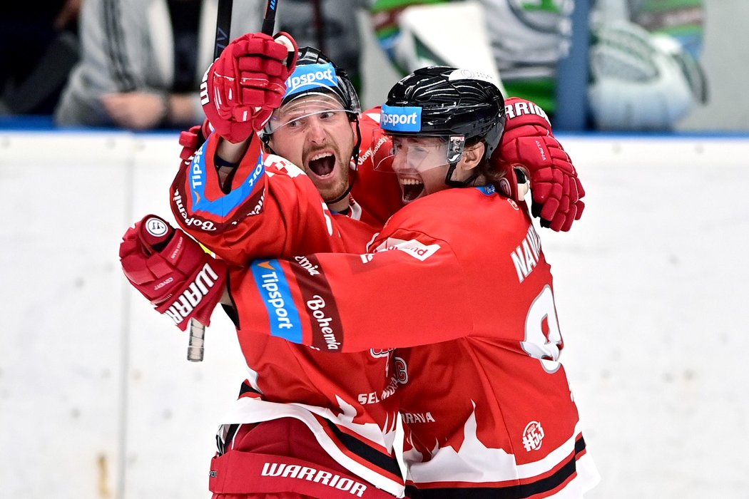 Jan Švrček (vlevo) slaví vyrovnávací branku na 2:2