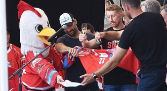 Hokejová euforie v Olomouci: Krejčí zdravil na dálku, Krobot křtil dresy