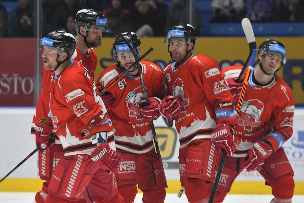 Olomoučtí hokejisté slaví v zápase s Plzní