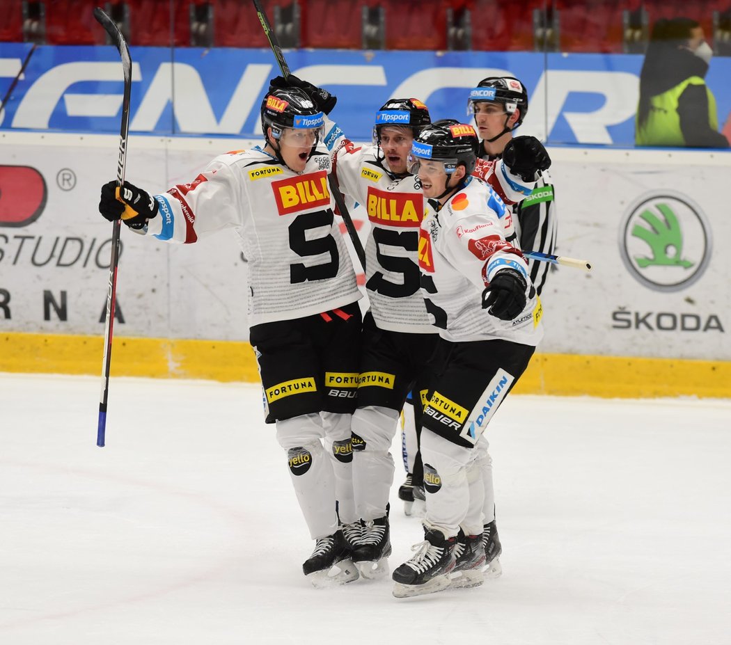 Sparťanští hokejisté se radují z první branky na ledě Olomouce, kterou vstřelil Erik Thorell