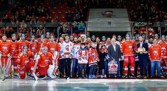 Párty v Olomouci: lídr dostal za tisíc zápasů i dort, manažer oblékl sako