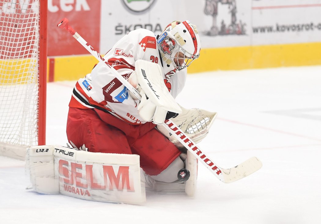 Brankář Mory Jan Lukáš v duelu s Hradcem, který měl nervózní dohru