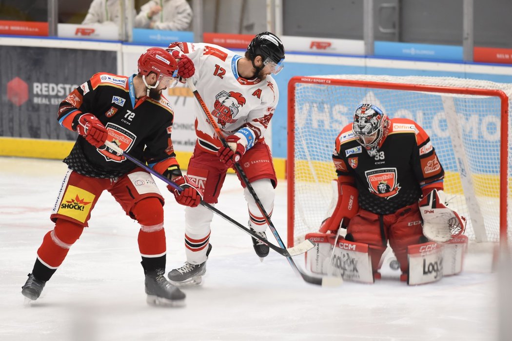 Hradecký brankář Jan Růžička čelí ataku v duelu s Olomoucí