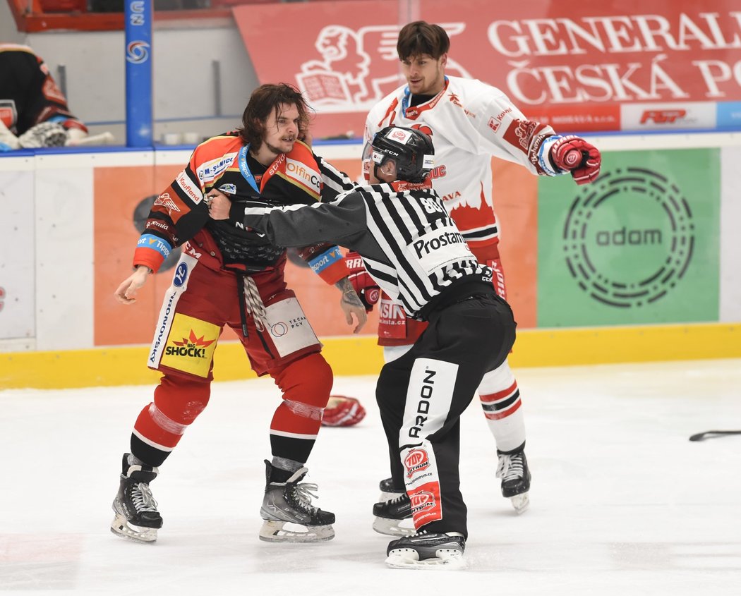 Kevin Klíma a Jan Kunc končí bez přileb po vzájemné strkanici v duelu Olomouc - Hradec