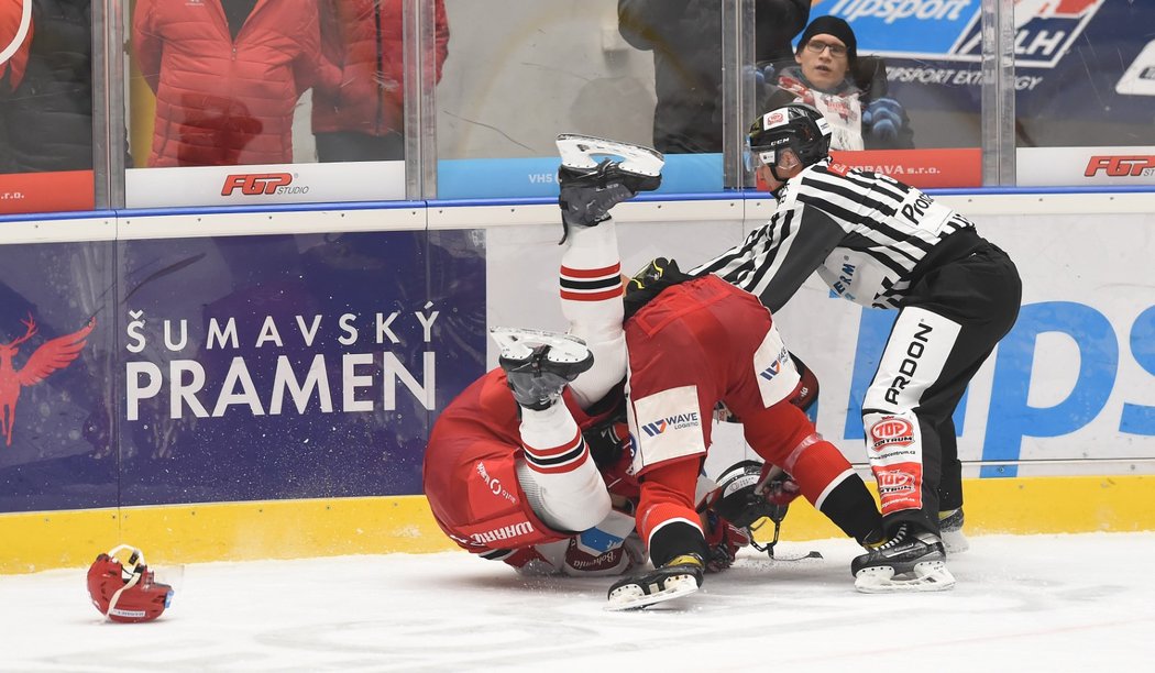 David Škůrek z Olomouce a Oliver Okuliar z Hradce Králové pokračují v bitvě na zemi