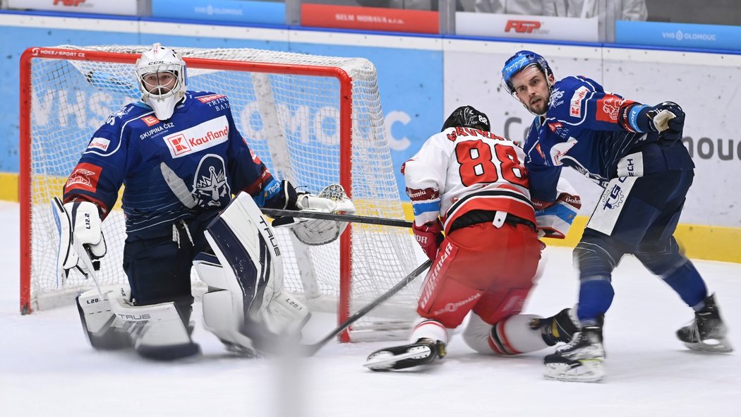 Jakub Navrátil z Olomouce se tlačí před Adama Brízgalu z Kladna