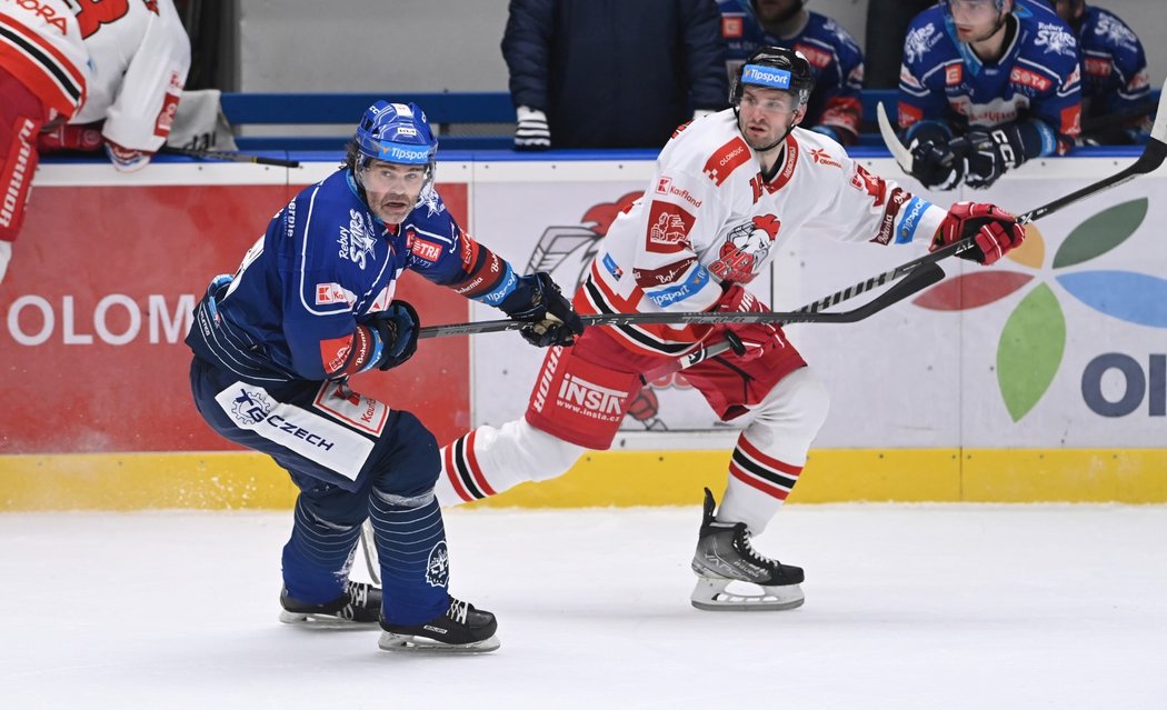 Jaromír Jágr a Dalibor Řezníček v utkání mezi Olomoucí a Kladnem