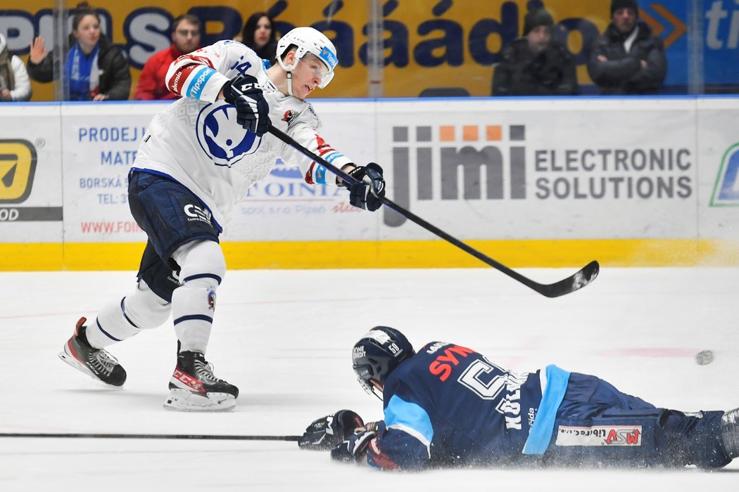 Jakub Pour z Plzně pálí přes ležícího Bílého Tygra Petra Kolmanna