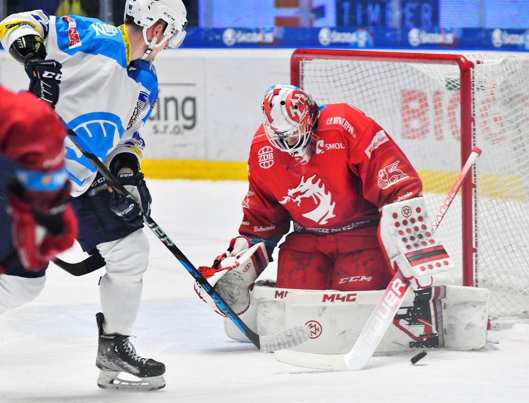 Brankář Marek Mazanec z Třince zasahuje proti plzeňskému Adriánu Holešinskému