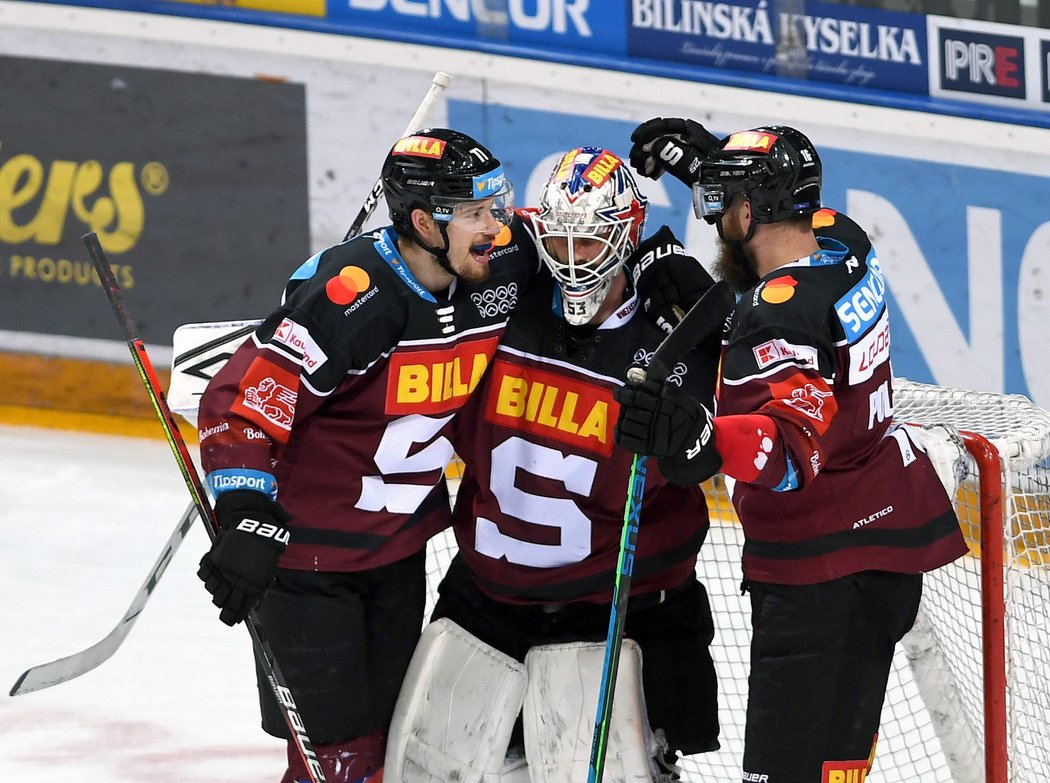 Radost sparťanských hokejistů po druhé výhře proti Olomouci, Alexander Salák (uprostřed) si připsal čisté konto