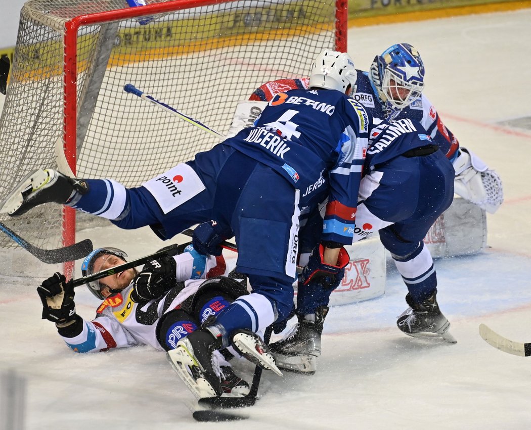 Brankář Komety Dominik Furch schytává rány pukem i osudu