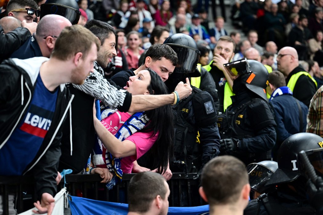 Na fanoušky Komety musela v průběhu zápasu v O2 areně nastoupit i policie