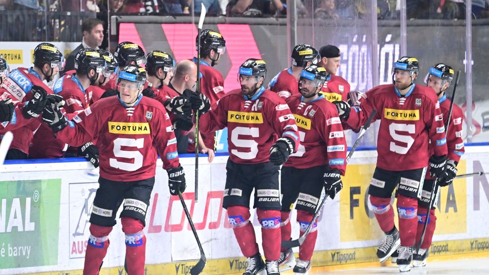 Sparťanští hokejisté se radují z vyrovnávací trefy na 2:2, o kterou se postaral Miroslav Forman