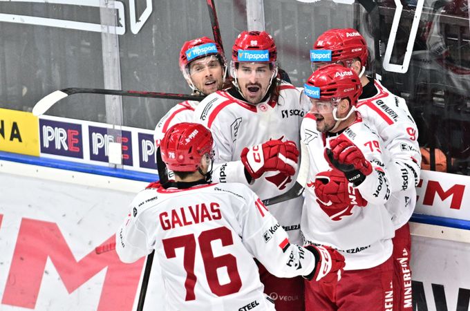 ONLINE: Dynamo vede, přestřelka v Plzni. Sparta - Třinec 1:2, triumf zařídil Hudáček ONLINE: Dynamo vede, přestřelka v Plzni. Sparta - Třinec 1:2, triumf zařídil Hudáček