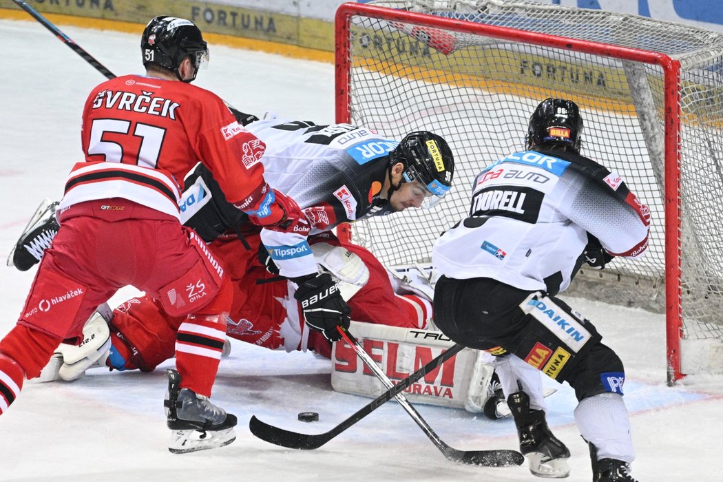 Brankáře Olomouce Jana Lukáše ohrožují sparťané Erik Thorell (vpravo) a David Tomášek, zezadu brání Jan Švrček