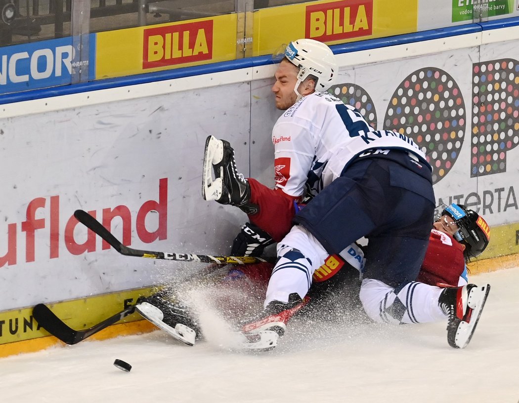 Tvrdý náraz hlavou na mantinel pro plzeňského Davida Kvasničku