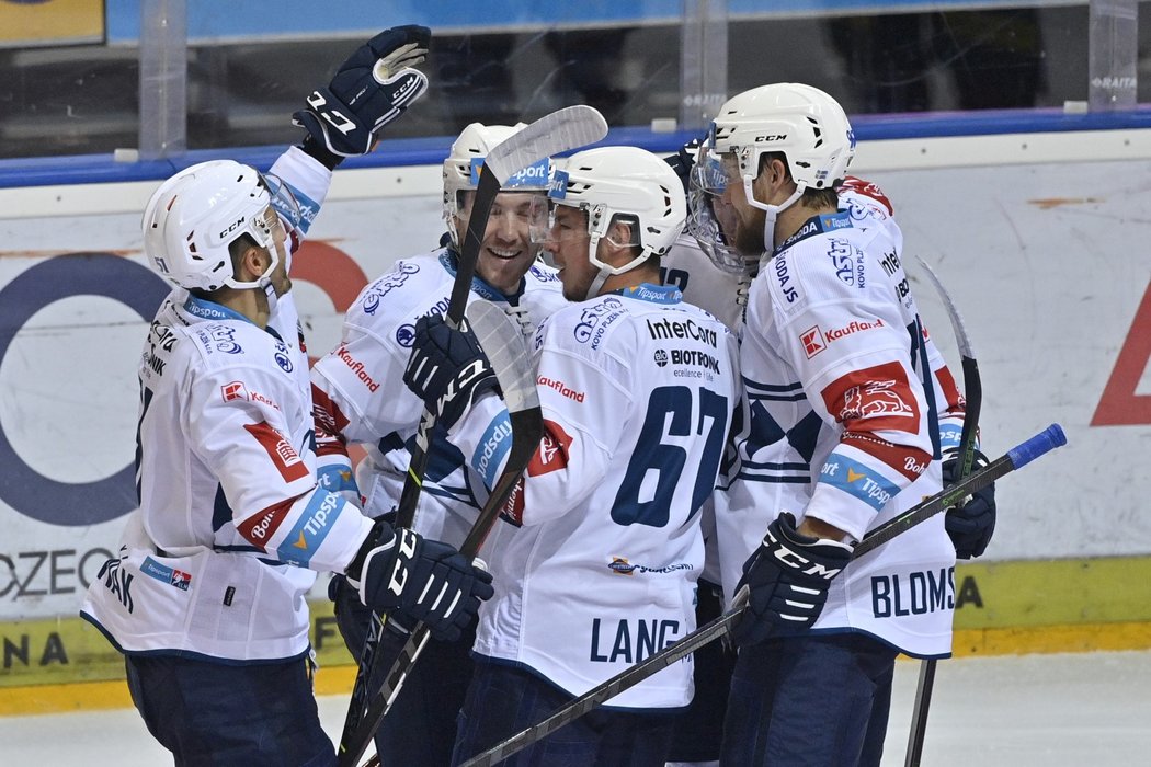 Plzeňští hokejisté se radují z úvodní branky v utkání na Spartě