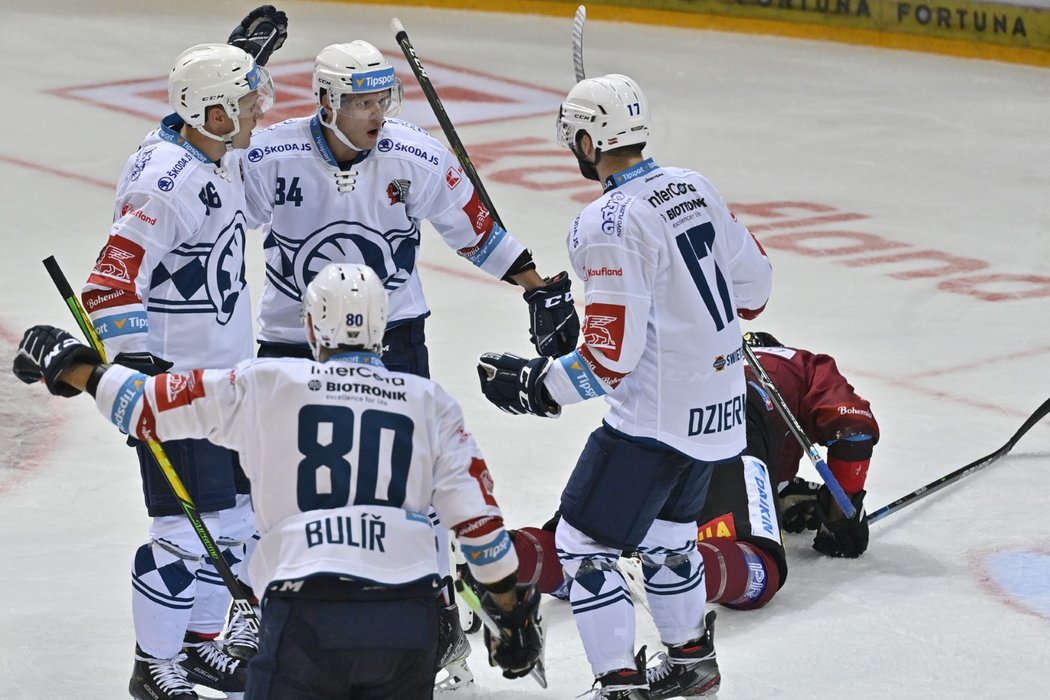 Hokejisté Plzně se radují z druhé trefy proti Spartě, kterou vstřelil Jan Schleiss