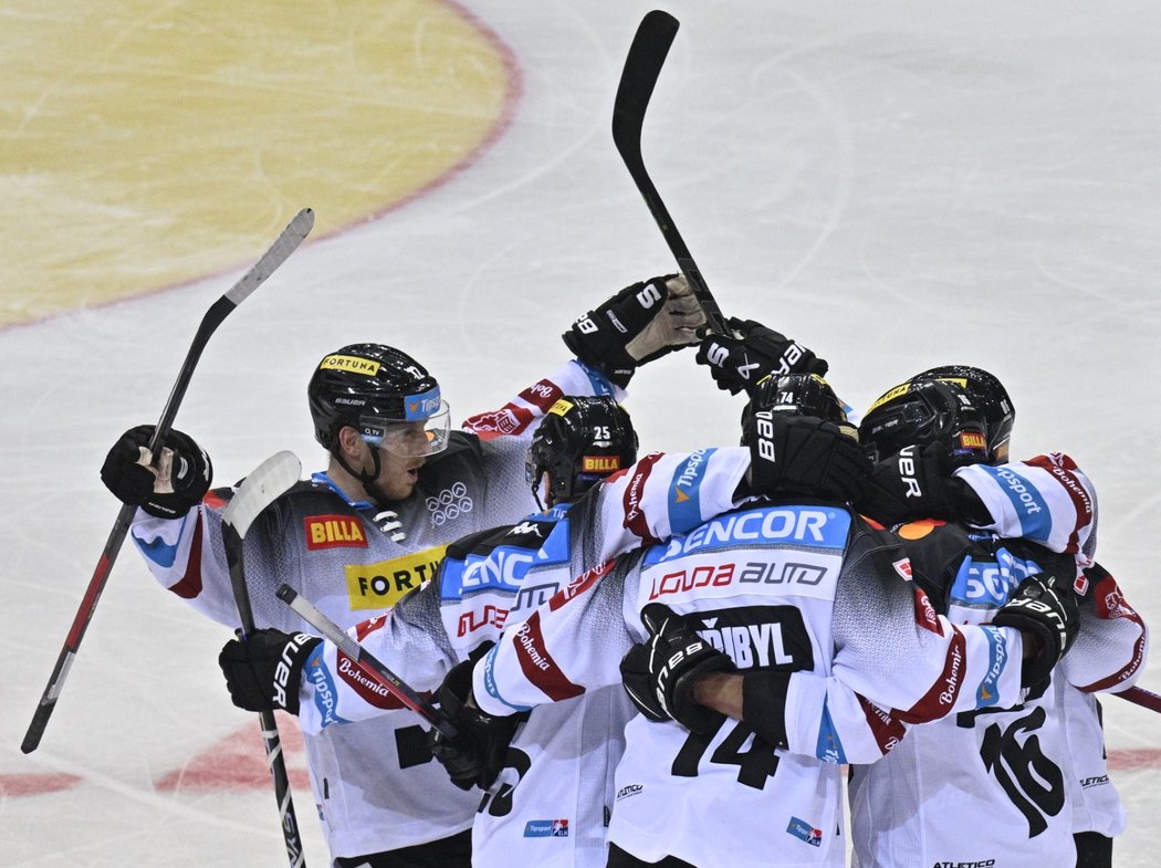 Sparťanští hokejisté se radují z gólu do sítě Litvínova