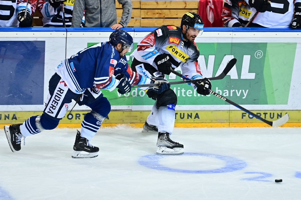 Bek Michal Kempný rozehrává akci při své extraligové premiéře