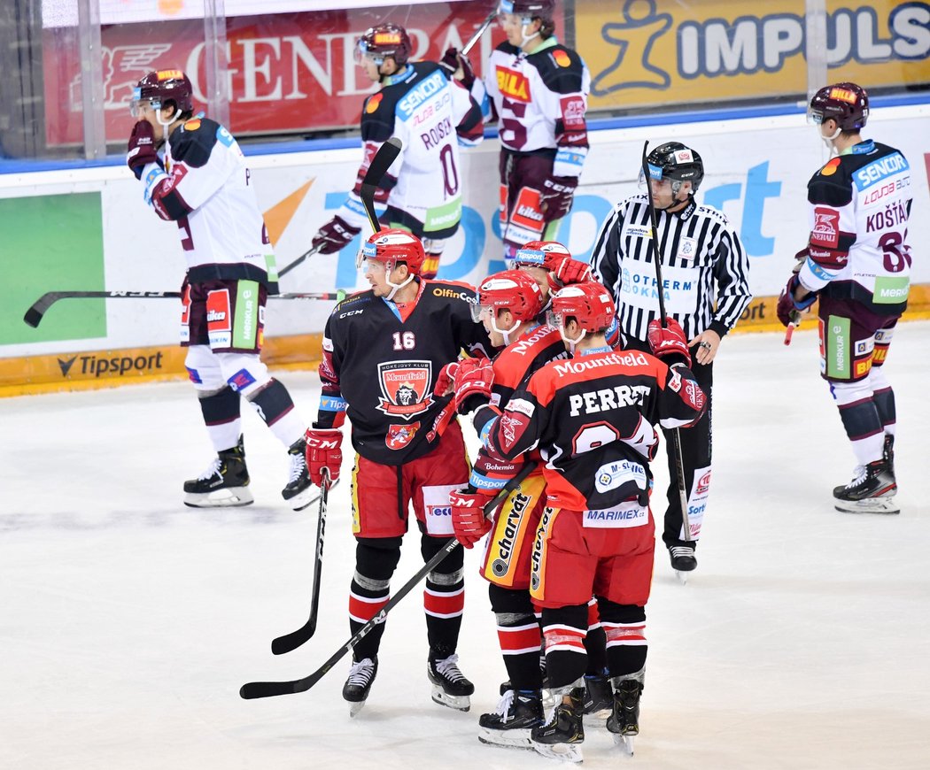 Hradečtí hokejisté se radují z úvodní trefy utkání na ledě Sparty, kterou vstřelil Filip Pavlík