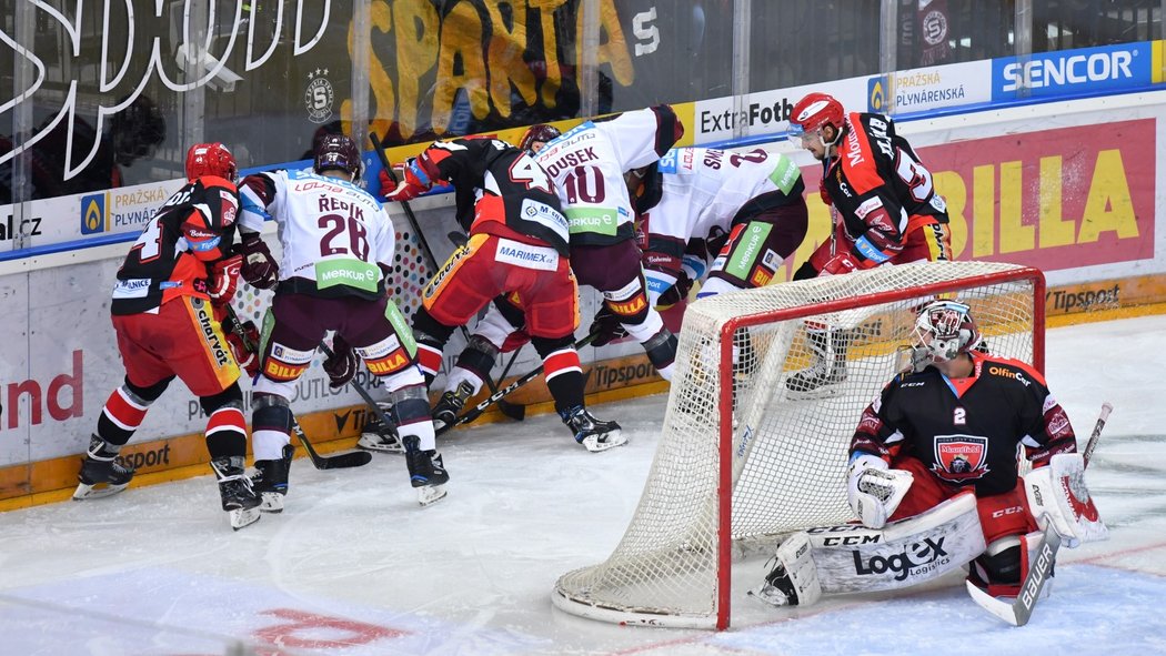 Vedoucí Sparta přivítala v O2 areně hradecký Mountfield, úvod zápasu nabídl i souboj šesti hráčů o puk u mantinelu