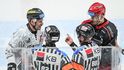 Rozhodčí v konverzaci s kapitány