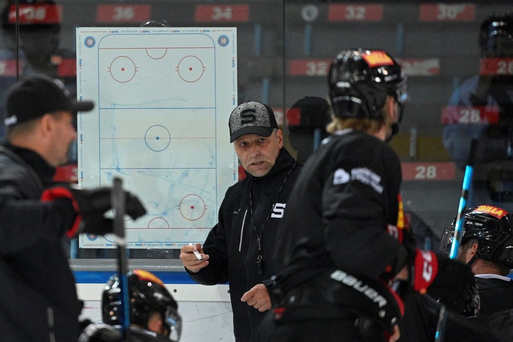Trenér Josef Jandač předává pokyny sparťanským hokejistům