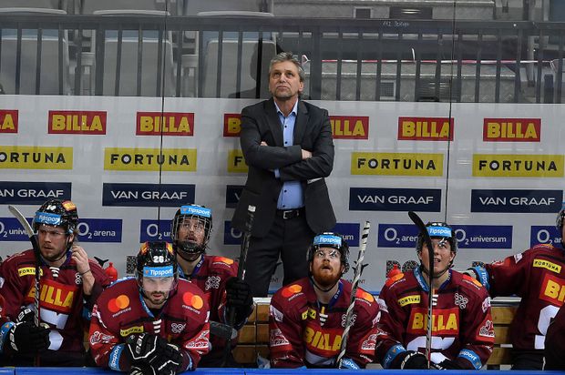 Josef Jandač na střídačce Sparty Josef Jandač na střídačce Sparty