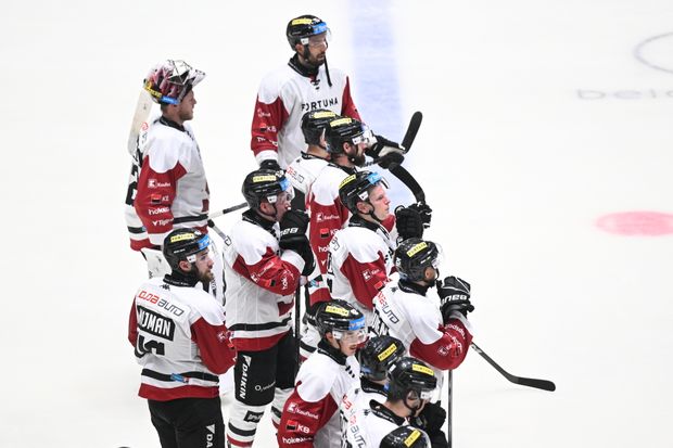 Zklamaní hráči Sparty po porážce proti Kladnu 2:4 Zklamaní hráči Sparty po porážce proti Kladnu 2:4