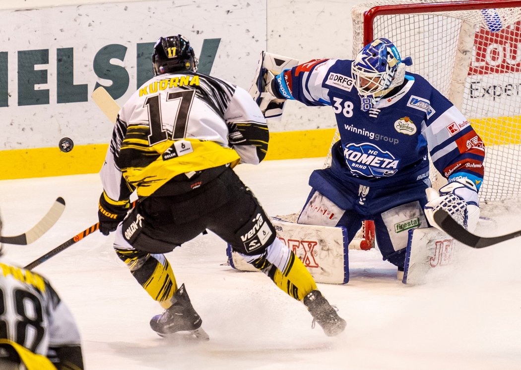 Brankář Komety Dominik Furch schytává rány pukem i osudu