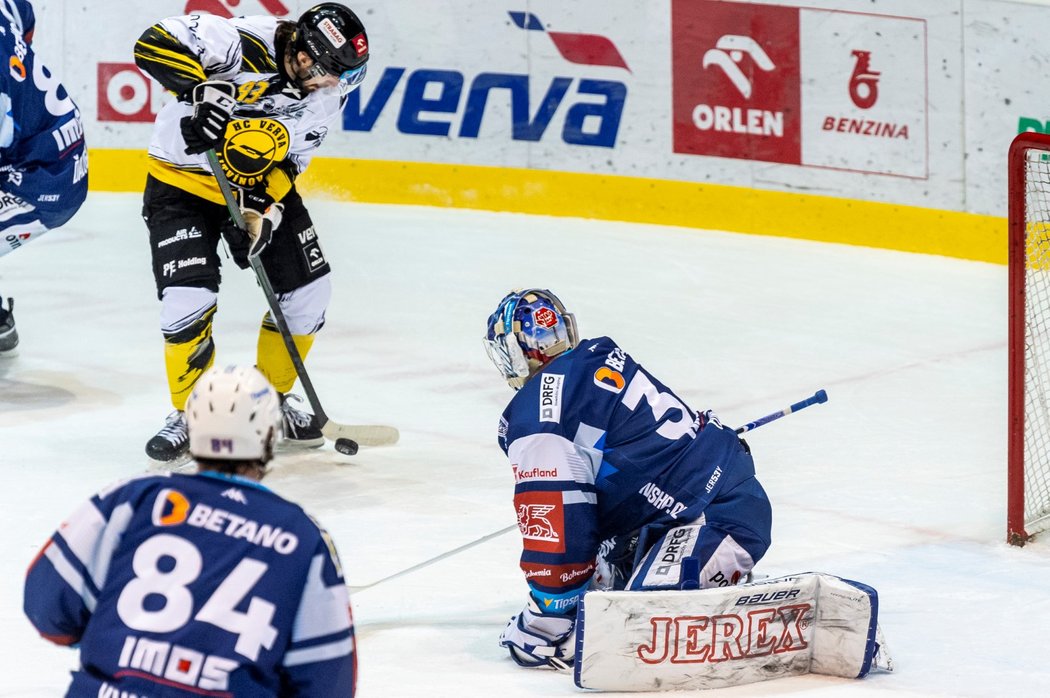 Brankář Komety Dominik Furch schytává rány pukem i osudu