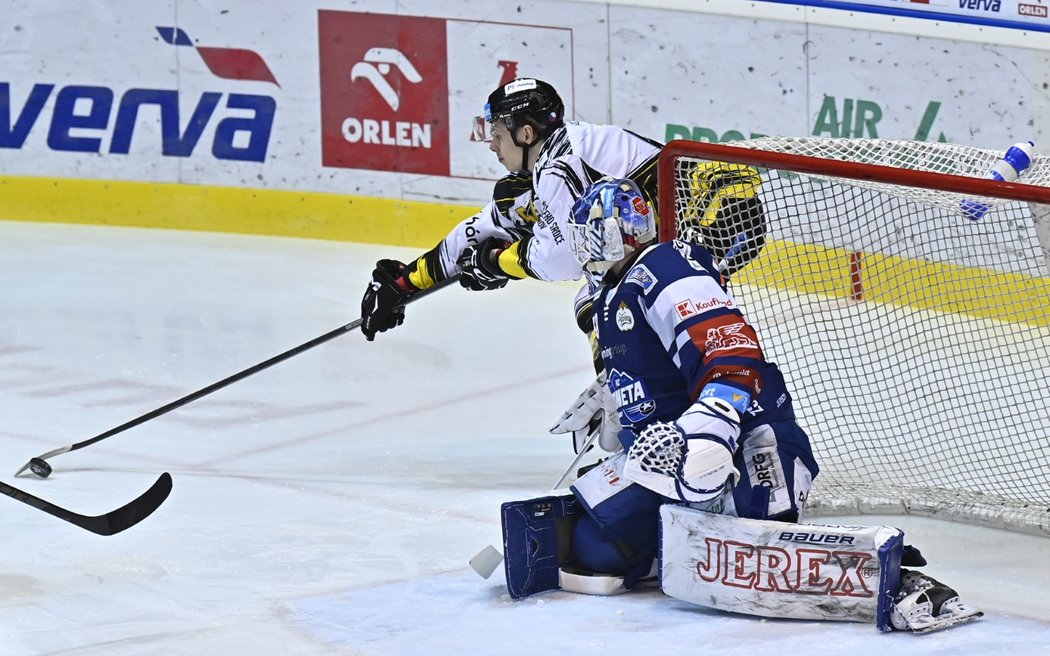 Brankář Komety Dominik Furch schytává rány pukem i osudu