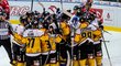 Hokejisté Litvínova oslavují vítěznou trefu v prodloužení proti Třinci