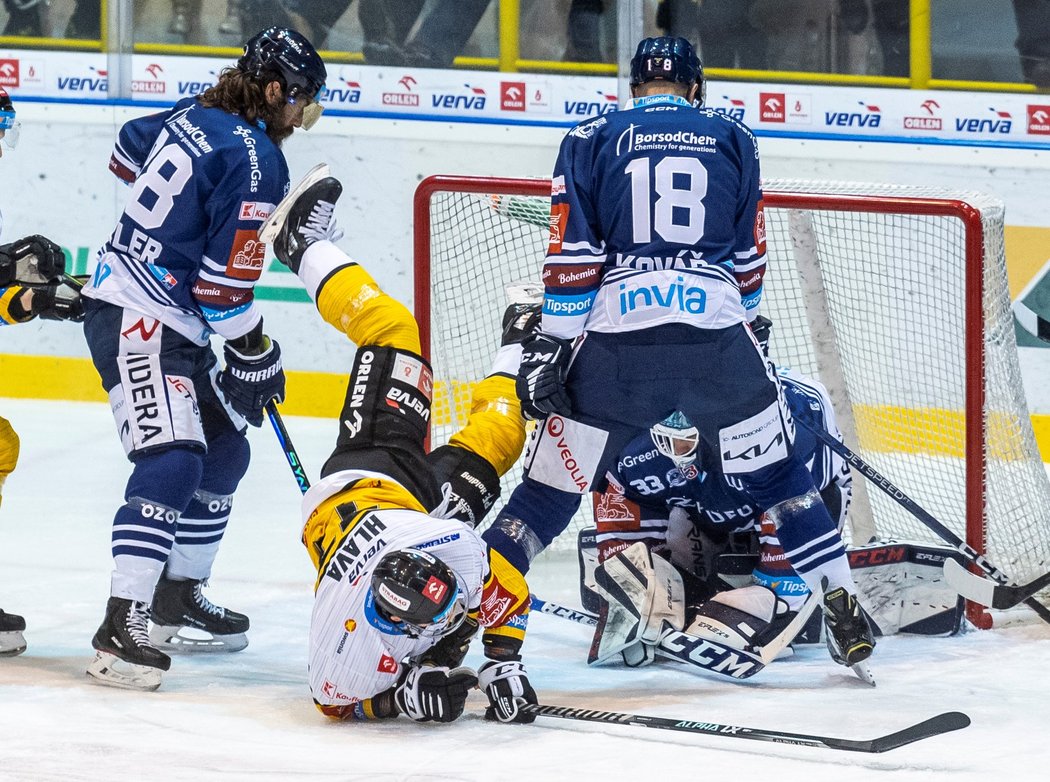 Obléhání litvínovské branky. Zleva za Vítkovice Peter Mueller