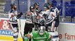 Vítkovičtí hokejisté se radují z úvodní trefy utkání proti Mladé Boleslavi, kterou vstřelil Tomáš Guman