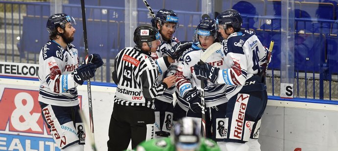 Vítkovičtí hokejisté se radují z úvodní trefy utkání proti Mladé Boleslavi, kterou vstřelil Tomáš Guman