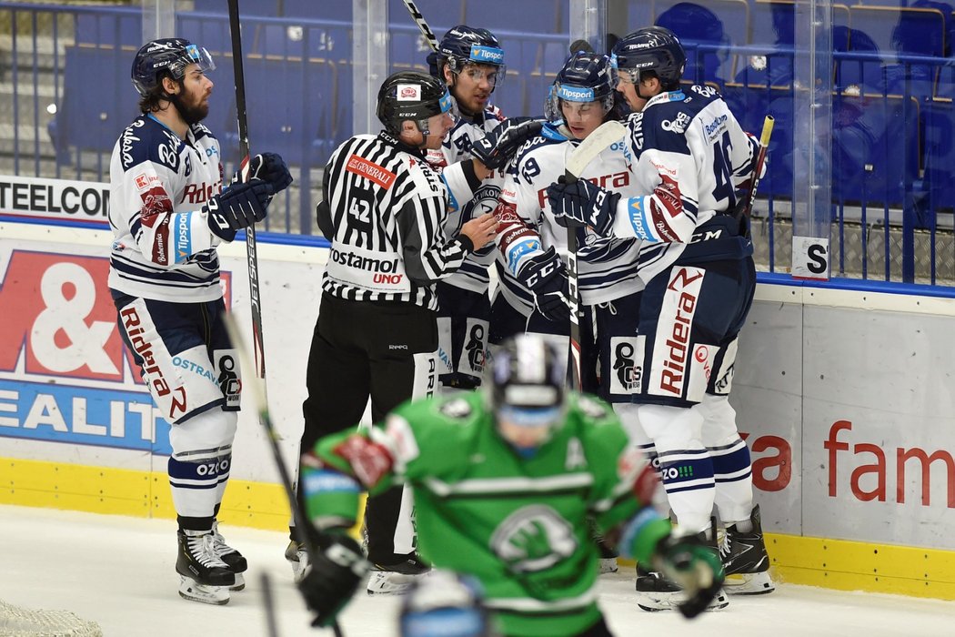 Vítkovičtí hokejisté se radují z úvodní trefy utkání proti Mladé Boleslavi, kterou vstřelil Tomáš Guman