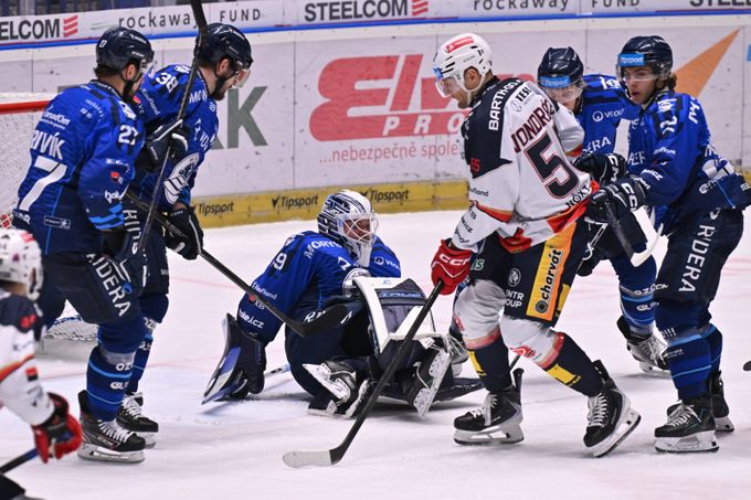 ONLINE: Třinec - Hradec 2:0. Dynamo hraje na ledě Vítkovic, Vary v Liberci ONLINE: Třinec - Hradec 2:0. Dynamo hraje na ledě Vítkovic, Vary v Liberci