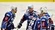 Hokejisté Komety se radují z úvodní trefy utkání na ledě Vítkovic, kterou vstřelil Tomáš Plekanec
