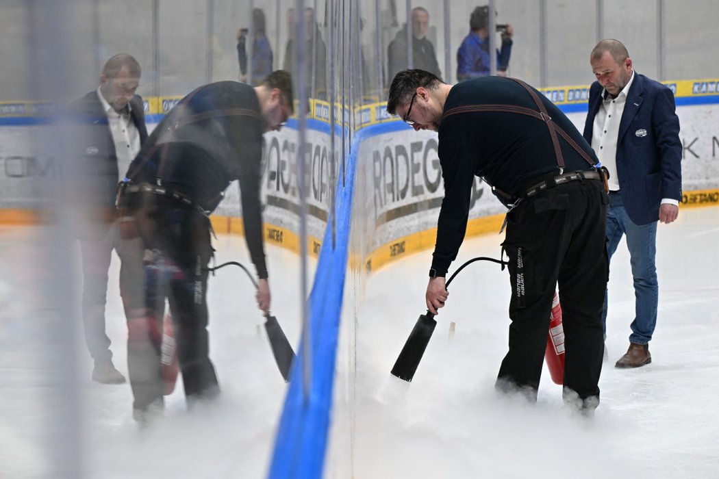 Oprava ledové plochy během třetího čtvrtfinále mezi Brnem a Vítkovicemi