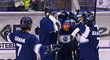 Vítkovičtí hokejisté se radují z trefy do sítě Komety, kterou zařídil Rihards Bukarts