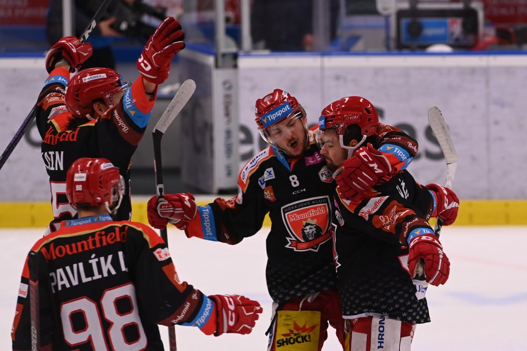 Kevin Klíma (vpravo) oslavuje svou trefu na ledě Vítkovic se spoluhráči
