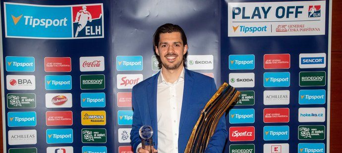 Matěj Stránský si odnesl cenu pro nejlepšího střelce (vlevo) i hlavní trofej pro Hokejistu sezony (vpravo)
