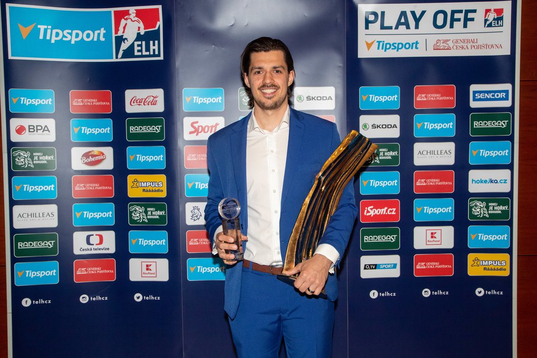 Matěj Stránský si odnesl cenu pro nejlepšího střelce (vlevo) i hlavní trofej pro Hokejistu sezony (vpravo)