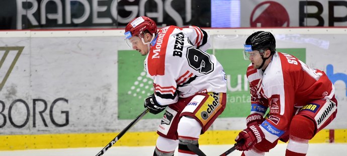 Juraj Bezúch (vlevo) kryje kotouč před napadajícím Robinem Staňkem (vpravo) během souboje Hradce Králové s Olomoucí