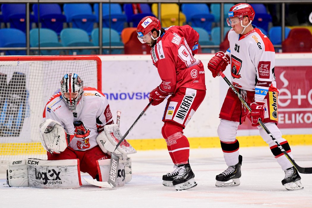 Zleva Marek Mazanec, Erik Hrňa a Conor Allen v jedné ze situací před hradeckou brankou