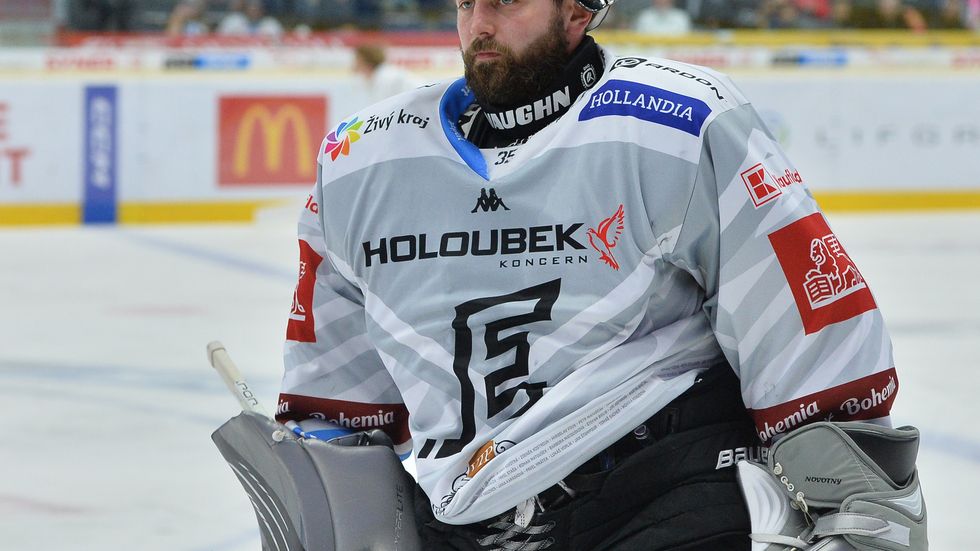 Karlovarský brankář Filip Novotný