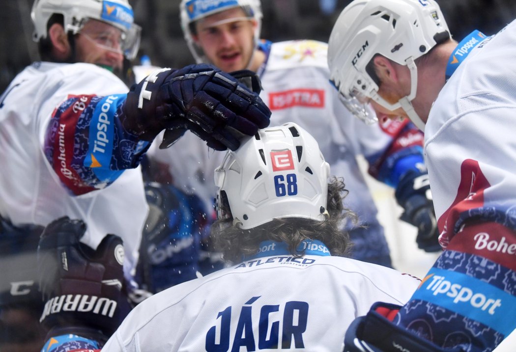 Hokejisté Kladna oslavují vstřelenou branku do sítě Komety